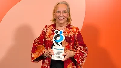 Foto de Teresa Regueiro sosteniendo el premio de somos pacientes.