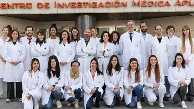 Equipo de médicos posando en la puerta del hospital.